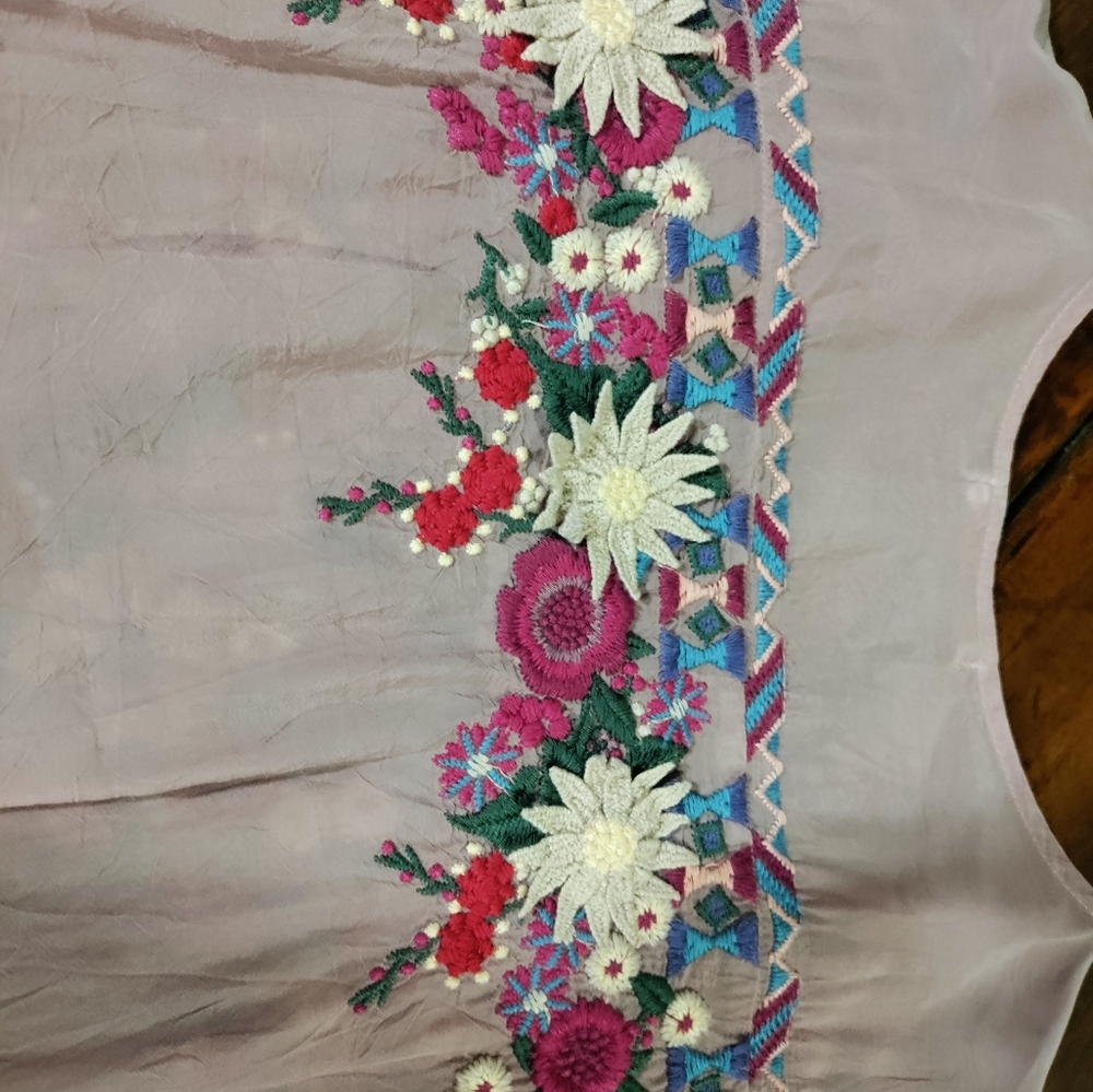 Johnny Was. Beautiful Pre-owned Conditioned Med Embroidered Floral Lavender Top - Picture 10 of 11